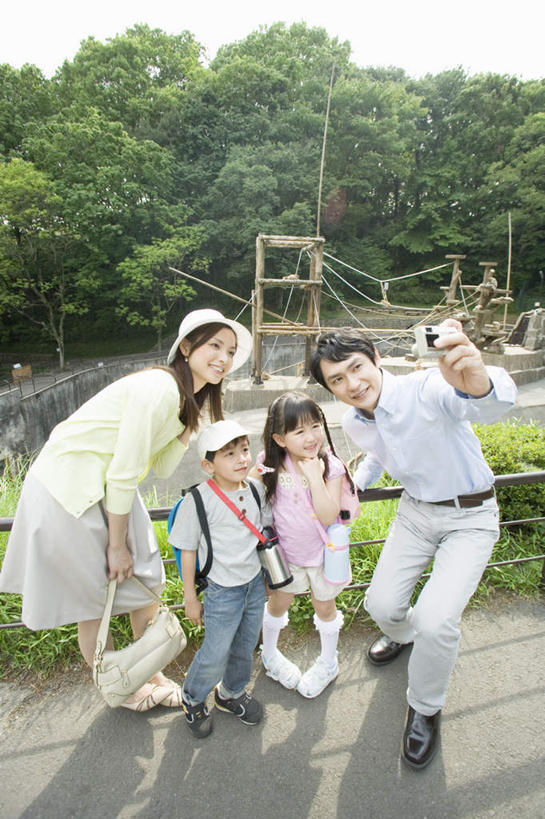 东方人,儿童,四个人,家庭,夫妻,母亲,父亲,女儿,儿子,栏杆,站,举,笑,微笑,露齿笑,竖图,俯视,室外,白天,爱情,纯洁,草地,草坪,树林,植物,相机,亚洲,阴影,服装,光线,影子,栅栏,篱笆,围栏,浪漫,注视,休闲装,黄种人,护栏,草,树,树木,小孩,拍照,衣服,蓝色,绿色,蓝天,天空,阳光,自然,数码相机,天,观察,看,托,站着,休闲,温暖,温馨,父女,父子,母女,母子,一家人,休闲服,恩爱,父爱,可爱,母爱,童年,童趣,恋人,摄影,服饰,生长,晴朗,成长,观看,和睦,察看,关注,童真,烂漫,无邪,万里无云,天真,男孩,男人,男性,年轻男性,年轻女性,女孩,女人,女性,亚洲人,孩子,年轻人,夫妇,情侣,照相机,晴空,晴空万里,举起,举手,举着,向上举,向上伸,向上托,站立,彩图,高角度拍摄,全身,拍摄,照相,伴侣,融洽,男生,女生