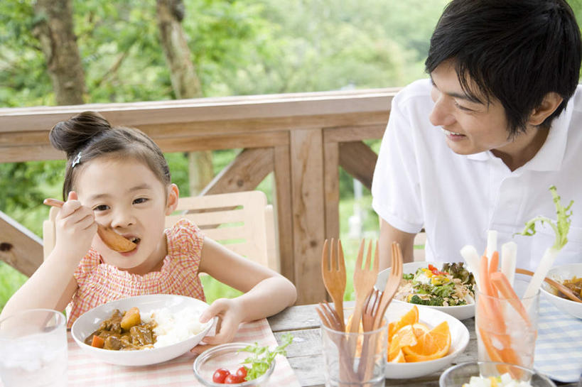 帆船,东方人,儿童,两个人,家庭,父亲,女儿,栏杆,坐,笑,吃,微笑,露齿笑,横图,俯视,室外,白天,纯洁,植物,餐桌,桌子,船,柑橘,蔬菜,土豆,西红柿,水果,亚洲,许多,握,服装,朦胧,模糊,新鲜,木制,叉子,围栏,调料,生食,食品,果实,调味品,拿,调味料,拿着,扭头,注视,休闲装,黄种人,咖喱,护栏,树,树木,食物,一个,小孩,衣服,绿色,自然,交通工具,观察,看,转头,休闲,温暖,温馨,父女,一家人,休闲服,父爱,可爱,童年,童趣,握着,服饰,有机食品,绿色食品,生长,单个,成长,餐台,观看,和睦,察看,关注,载具,童真,烂漫,无邪,餐叉,咖喱饭,馍馍蛋,天真,男人,男性,年轻男性,女孩,亚洲人,孩子,年轻人,橘子,桔子,橙子,橙,洋芋,山药蛋,马铃薯,番茄,嚼,食,坐着,半身,彩图,高角度拍摄,融洽,女生