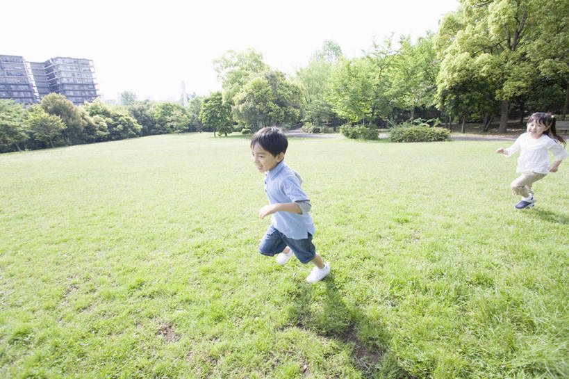 东方人,儿童,两个人,伙伴,朋友,高楼大厦,跑,笑,微笑,横图,俯视,室外,白天,锻炼,友谊,纯洁,运动,办公楼,草地,草坪,植物,大厦,建筑,摩天大楼,写字楼,亚洲,阴影,朦胧,模糊,光线,影子,注视,黄种人,草,树,树木,小孩,蓝色,绿色,蓝天,天空,阳光,自然,楼宇,天,观察,看,商务楼,可爱,童年,童趣,生长,晴朗,成长,观看,察看,关注,童真,烂漫,无邪,万里无云,体育,天真,友情,男孩,男人,男性,女孩,女人,女性,亚洲人,晴空,晴空万里,跑步,彩图,高角度拍摄,全身,健身,大楼,高层建筑,高楼,摩天楼,男生,女生