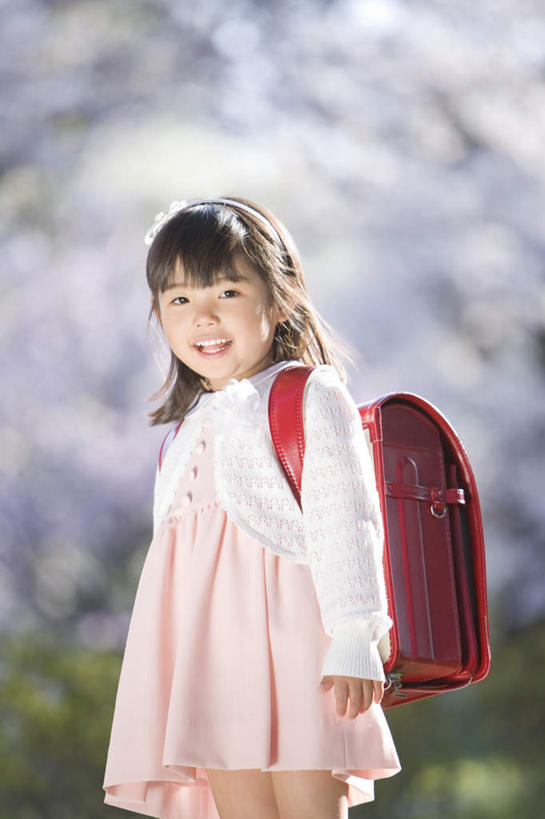 东方人,儿童,一个人,站,笑,微笑,露齿笑,竖图,室外,白天,侧面,纯洁,樱花,亚洲,仅一个女性,仅一个人,许多,阴影,服装,朦胧,模糊,盛开,光线,包,书包,影子,花蕾,扭头,注视,休闲装,黄种人,花,花瓣,花朵,鲜花,小孩,衣服,红色,白色,阳光,背包,花苞,花蕊,观察,看,站着,转头,仅一个小孩,休闲,休闲服,可爱,童年,童趣,服饰,观看,察看,关注,童真,烂漫,无邪,仙樱花,福岛樱,青肤樱,天真,女孩,女人,女性,亚洲人,孩子,荆桃,站立,半身,彩图,双肩包,女生