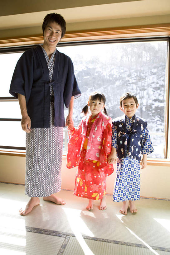 东方人,儿童,腿部,脚,脚趾,脚趾甲,腿,三个人,家庭,父亲,女儿,儿子,站,握手,笑,微笑,露齿笑,竖图,室内,白天,正面,民族服装,纯洁,树林,植物,亚洲,和服,注视,黄种人,光脚,树,树木,小孩,绿色,自然,观察,看,站着,温暖,温馨,父女,父子,一家人,赤脚,父爱,可爱,童年,童趣,服饰,生长,成长,观看,和睦,察看,关注,童真,烂漫,无邪,吴服,唐草,唐花,唐锦,天真,男孩,男人,男性,年轻男性,女孩,女人,女性,亚洲人,孩子,年轻人,脚指甲,搀手,拉手,手搀手,手拉手,手牵手,手握手,站立,彩图,全身,传统服装,民俗服,融洽,男生,女生