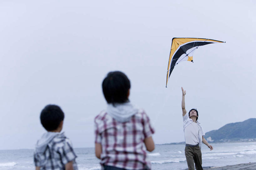 东方人,儿童,背部,三个人,家庭,父亲,儿子,站,横图,室外,白天,正面,纯洁,海浪,海洋,山,山脉,亚洲,握,服装,朦胧,模糊,浪花,山峰,水平线,海平线,山峦,拿,拿着,注视,休闲装,黄种人,小孩,衣服,蓝色,蓝天,天空,海水,风筝,群山,天,观察,看,站着,休闲,温暖,温馨,父子,一家人,休闲服,父爱,可爱,童年,童趣,放风筝,握着,服饰,晴朗,观看,和睦,察看,纸鸢,关注,海景,童真,烂漫,无邪,放鹞子,鹞,鹞子,鸢,木鸢,万里无云,天真,男孩,男人,男性,年轻男性,亚洲人,孩子,年轻人,大海,风浪,海,海水的波动,近岸浪,涌浪,晴空,晴空万里,站立,半身,彩图,融洽,男生