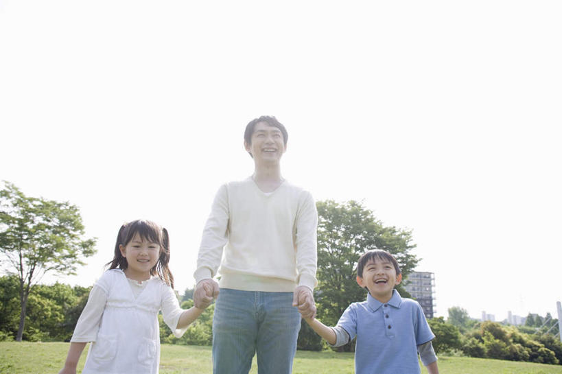 东方人,儿童,三个人,家庭,母亲,女儿,儿子,站,握手,横图,室外,白天,仰视,纯洁,草地,草坪,植物,亚洲,服装,注视,休闲装,黄种人,草,树,树木,小孩,衣服,蓝色,绿色,蓝天,天空,自然,天,观察,看,站着,休闲,温暖,温馨,母女,母子,一家人,休闲服,可爱,母爱,童年,童趣,服饰,生长,晴朗,成长,观看,和睦,察看,关注,童真,烂漫,无邪,万里无云,天真,男孩,男人,男性,年轻女性,女孩,女人,女性,亚洲人,孩子,年轻人,晴空,晴空万里,搀手,拉手,手搀手,手拉手,手牵手,手握手,站立,半身,彩图,低角度拍摄,融洽,男生,女生