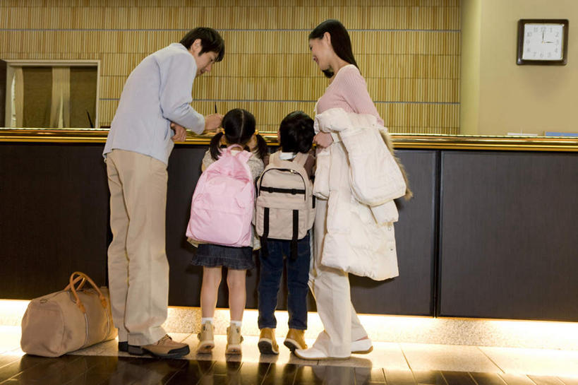 东方人,儿童,四个人,家庭,夫妻,母亲,父亲,女儿,儿子,前台,站,笑,说,微笑,露齿笑,横图,室内,白天,爱情,讨论,纯洁,酒店,亚洲,服装,时间,包,皮包,时钟,书包,浪漫,计时,注视,休闲装,黄种人,一个,小孩,背面,衣服,背包,挂钟,钟表,观察,看,站着,休闲,温暖,温馨,父女,父子,母女,母子,一家人,休闲服,表,恩爱,父爱,可爱,母爱,童年,童趣,恋人,服饰,单个,观看,单肩包,和睦,察看,关注,童真,烂漫,无邪,交流,天真,男孩,男人,男性,年轻男性,年轻女性,女孩,女人,女性,亚洲人,孩子,年轻人,夫妇,情侣,钟,沟通,讲话,交谈,商讨,说话,谈话,站立,彩图,全身,旅店,伴侣,融洽,双肩包,男生,女生