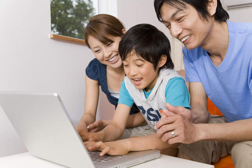 东方人,儿童,三个人,家庭,夫妻,母亲,父亲,儿子,坐,笑,微笑,露齿笑,横图,室内,白天,正面,爱情,纯洁,电脑,笔记本电脑,窗户,亚洲,敲打,服装,朦胧,模糊,网络,浪漫,注视,休闲装,黄种人,输入,通讯设备,玻璃窗,小孩,衣服,打字,观察,看,休闲,温暖,温馨,父子,母子,三口之家,一家人,休闲服,恩爱,父爱,可爱,母爱,童年,童趣,恋人,服饰,观看,点击,敲击,和睦,察看,无线,关注,通信设备,无线网络,无线上网,便携式电脑,童真,烂漫,无邪,天真,按键,手提电脑,男孩,男人,男性,年轻男性,年轻女性,女人,女性,亚洲人,孩子,年轻人,夫妇,情侣,坐着,半身,彩图,伴侣,融洽,男生