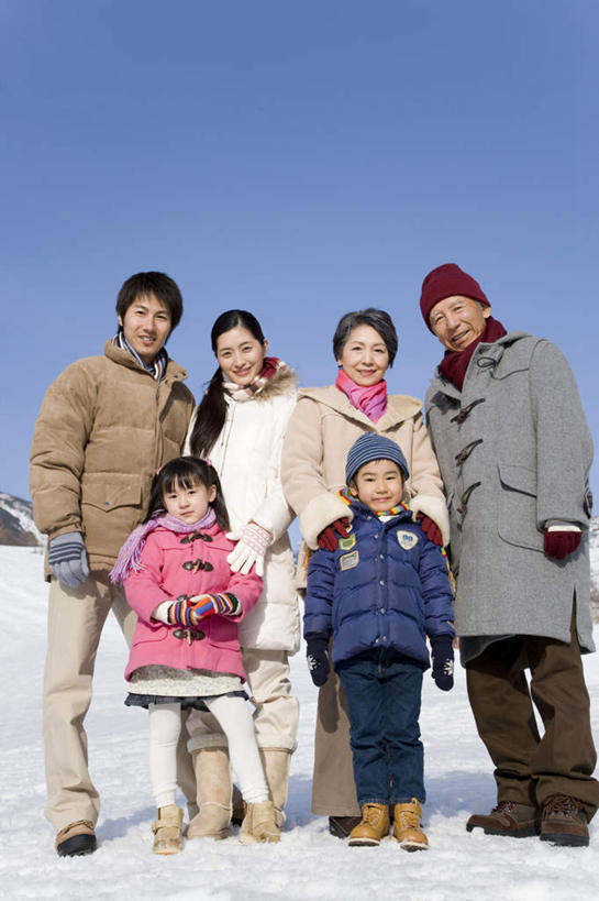 东方人,儿童,老年人,母亲,父亲,女儿,祖母,祖父,三代同堂,站,笑,微笑,露齿笑,竖图,室外,白天,正面,纯洁,雪,大雪,帽子,亚洲,服装,装饰,积雪,雪景,冬季,冬天,许多人,注视,黄种人,祖孙三代,小孩,衣服,蓝色,蓝天,天空,围巾,天,观察,看,站着,一群人,温暖,温馨,父女,母女,父爱,寒冷,可爱,母爱,童年,童趣,服饰,晴朗,奶奶,爷爷,围脖,观看,祖孙,羽绒服,保暖,华丽,点缀,和睦,察看,御寒,关注,童真,烂漫,无邪,外婆,外孙女,外祖母,外公,外祖父,外孙,万里无云,外孙子,衬托,美观,雅致,雅观,棉帽,严寒,冬装,天真,老年男性,老年女性,男孩,男人,男性,年轻男性,年轻女性,女孩,女人,女性,亚洲人,孩子,年轻人,全家福,孙女,孙子,晴空,晴空万里,站立,彩图,全身,融洽,男生,女生,爸爸,多代同堂,妈妈