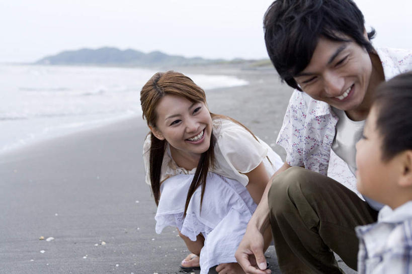 东方人,儿童,四个人,家庭,夫妻,母亲,父亲,女儿,儿子,蹲,笑,说,微笑,露齿笑,横图,室外,白天,侧面,爱情,讨论,纯洁,海浪,海洋,沙滩,亚洲,服装,朦胧,模糊,沙子,海岸,浪花,沙地,浪漫,休闲装,黄种人,相视,小孩,衣服,蓝色,蓝天,天空,海水,天,休闲,温暖,温馨,父女,父子,母女,母子,一家人,面对面,休闲服,恩爱,父爱,可爱,母爱,童年,童趣,恋人,服饰,晴朗,对视,和睦,相对,海景,童真,烂漫,无邪,万里无云,相看,交流,天真,男孩,男人,男性,年轻男性,年轻女性,女孩,女人,女性,亚洲人,孩子,年轻人,夫妇,情侣,大海,风浪,海,海水的波动,海滩,近岸浪,涌浪,晴空,晴空万里,蹲着,沟通,讲话,交谈,商讨,说话,谈话,半身,彩图,伴侣,融洽,男生,女生