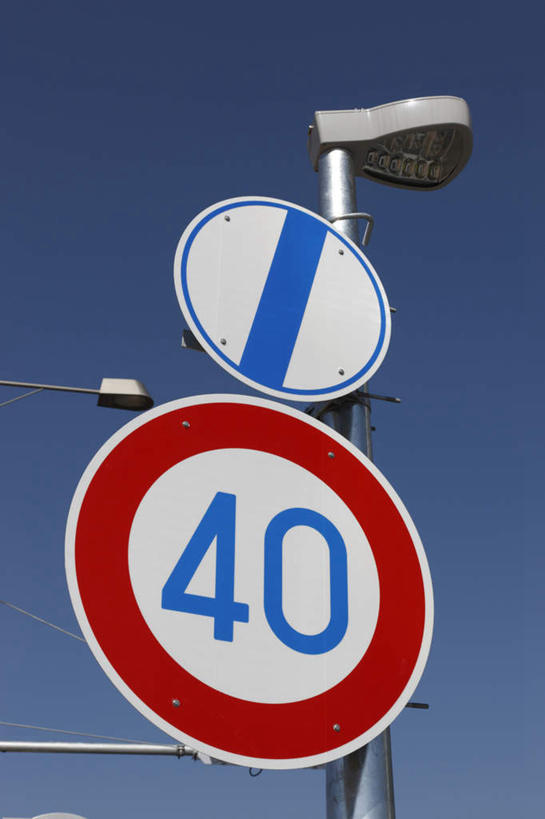 无人,竖图,室外,特写,白天,仰视,度假,美景,城市风光,城市,路灯,指示牌,照明,东京,日本,亚洲,日文,标志,文字,字符,景观,灯光,警告,娱乐,标识,灯,享受,休闲,景色,放松,警示,禁止,照亮,提醒,照明设备,提示,限制,东亚,本州,关东地方,本州岛,日本国,东京都,日语,危险,彩图,低角度拍摄