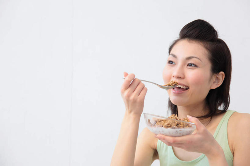 牛奶,东方人,脸,头,脸颊,手,一个人,站,捧,笑,吃,微笑,露齿笑,横图,室内,特写,白天,白色背景,正面,早餐,餐具,金属制品,亚洲,双手,仅一个年轻女性,仅一个女性,仅一个人,服装,朦胧,模糊,金属,碟子,盘,勺子,谷物,食品,饮品,营养,注视,休闲装,黄种人,美食,饮食,肩膀,饮料,一个,衣服,盘子,调羹,碟,汤匙,碗,观察,看,站着,休闲,手部,休闲服,保健,摄影,服饰,影棚,单个,观看,麦片,察看,乳制品,奶,关注,安神,年轻女性,女人,女性,亚洲人,头部,脸部,脸蛋,面部,端,端着,嚼,捧着,食,手捧,站立,半身,彩图,影棚拍摄,拍摄