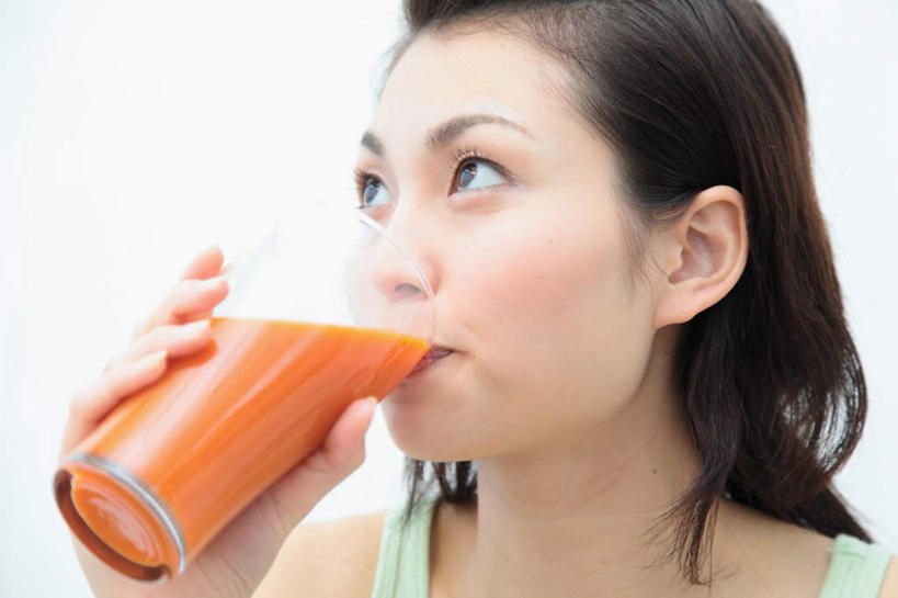 东方人,脸,头,脸颊,手,一个人,站,举,横图,室内,特写,白天,白色背景,正面,萝卜,胡萝卜,杯子,水果,亚洲,仅一个年轻女性,仅一个女性,仅一个人,喝,握,服装,朦胧,模糊,拿,拿着,注视,休闲装,黄种人,肩膀,玻璃制品,衣服,水杯,观察,看,托,站着,休闲,手部,休闲服,握着,摄影,服饰,影棚,观看,单手,察看,胡萝卜汁,关注,年轻女性,女人,女性,亚洲人,头部,脸部,脸蛋,面部,玻璃杯,红萝卜,甘荀,举起,举手,举着,向上举,向上伸,向上托,站立,半身,彩图,影棚拍摄,拍摄