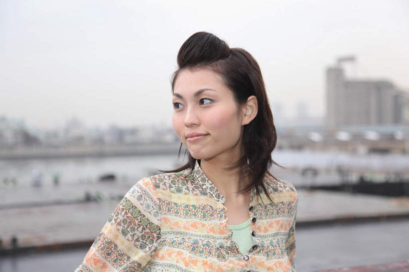 东方人,一个人,站,笑,微笑,横图,室外,白天,正面,河流,水,亚洲,仅一个年轻女性,仅一个女性,仅一个人,服装,朦胧,模糊,河水,水流,注视,休闲装,黄种人,衣服,蓝色,蓝天,天空,天,观察,看,靠,靠着,倚靠,站着,休闲,休闲服,服饰,晴朗,观看,察看,倚着,关注,万里无云,年轻女性,女人,女性,亚洲人,晴空,晴空万里,站立,半身,彩图