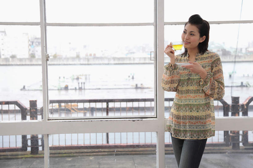 东方人,一个人,栏杆,站,举,捧,笑,微笑,露齿笑,横图,室内,白天,正面,幸福,河流,水,茶,窗户,落地窗,杯子,餐具,亚洲,仅一个年轻女性,仅一个女性,仅一个人,喝,服装,朦胧,模糊,碟子,盘,河水,水流,围栏,茶叶,饮品,注视,休闲装,黄种人,娱乐,护栏,玻璃窗,衣服,蓝色,蓝天,天空,盘子,水杯,碟,花茶,天,观察,看,托,站着,享受,休闲,温馨,休闲服,放松,乐趣,保健,养生,服饰,晴朗,观看,花草茶,察看,舒适,关注,万里无云,香花茶,香片,熏花茶,年轻女性,女人,女性,亚洲人,茶杯,晴空,晴空万里,端,端着,举起,举手,举着,捧着,手捧,向上举,向上伸,向上托,站立,半身,彩图