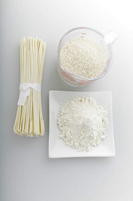 面食,面条,无人,竖图,俯视,室内,特写,白天,白色背景,实验,仪器,餐桌,桌子,杯子,餐具,一堆,堆叠,堆积,研究,透明,分析,化学,测试,碟子,粉末,盘,谷类,谷物,面,面粉,米,粮食,量杯,大米,玻璃制品,一个,盘子,玻璃瓶,瓶子,碟,粉,器皿,摄影,影棚,单个,餐台,堆,农产品,计量,原材料,玻璃仪器,试验耗材,实验用品,粉状,玻璃杯,彩图,高角度拍摄,影棚拍摄,拍摄