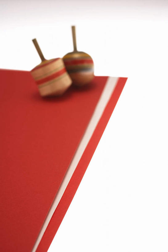 无人,竖图,俯视,室内,特写,白天,白色背景,游戏,静物,一堆,许多,堆叠,堆积,朦胧,模糊,纸张,玩,娱乐,两个,红色,白色,陀螺,休闲,益智,摄影,影棚,活动,堆,发泄,消遣,智力,宣泄,陀罗,干乐,冰尜,打老牛,独乐,玩耍,嬉戏,彩图,高角度拍摄,影棚拍摄,拍摄