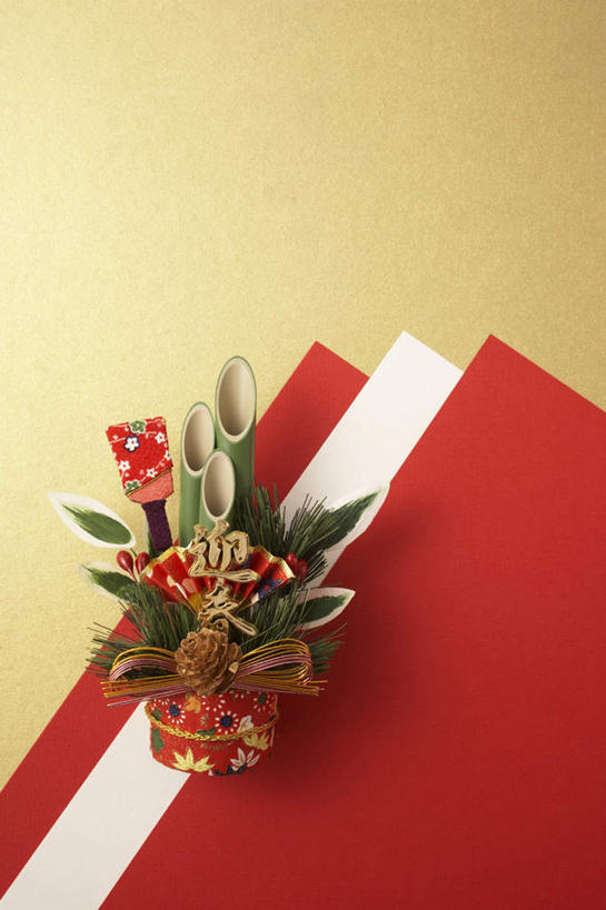 无人,竖图,俯视,室内,特写,白天,一堆,堆叠,堆积,黄色背景,装饰,日文,标志,文字,字符,坚果,纸张,标识,红色,白色,干果,摄影,影棚,堆,华丽,修饰,点缀,橡果,橡树果,门松,日语,衬托,美观,雅致,雅观,长寿,橡栗,橡实,橡树子,橡子,彩图,高角度拍摄,影棚拍摄,拍摄