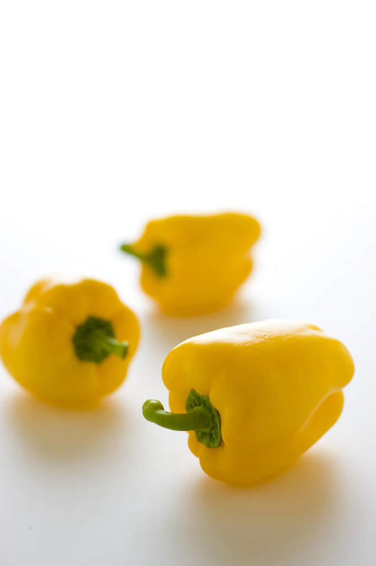 无人,竖图,俯视,室内,特写,白天,白色背景,餐桌,桌子,辣椒,蔬菜,朦胧,模糊,新鲜,食品,食物,三个,黄色,摄影,有机食品,绿色食品,影棚,餐台,彩椒,辣角,红海椒,大椒,辣虎,广椒,甜椒,柿子椒,辣子,海椒,番椒,灯笼椒,彩图,高角度拍摄,影棚拍摄,拍摄