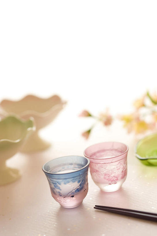 无人,竖图,俯视,室内,特写,白天,白色背景,餐桌,筷子,桌子,静物,杯子,餐具,一双,朦胧,模糊,碟子,盘,文化,传统,玻璃制品,盘子,水杯,碟,摄影,影棚,餐台,礼节,礼仪,玻璃杯,进餐用具,彩图,高角度拍摄,影棚拍摄,拍摄