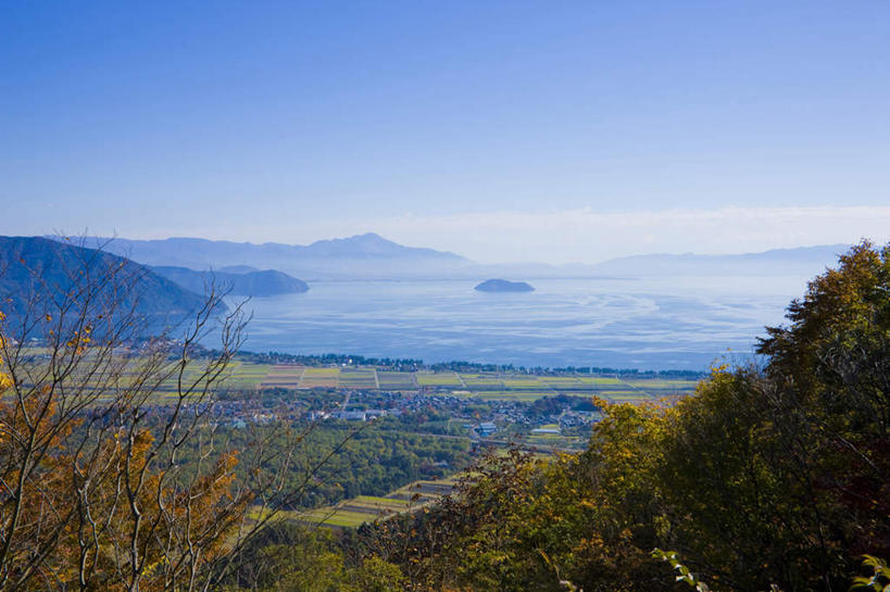 无人,横图,俯视,室外,白天,旅游,度假,海浪,海洋,美景,秋季,植物,雾,日本,亚洲,阴影,朦胧,模糊,光线,影子,景观,浪花,娱乐,树,树木,蓝色,绿色,蓝天,天空,阳光,自然,海水,天,享受,休闲,景色,放松,生长,成长,迷雾,自然风光,海景,东亚,本州,本州岛,日本国,近畿地方,近畿,滋贺,滋贺县,大海,风浪,海,海水的波动,近岸浪,涌浪,大雾,秋,秋天,彩图,高角度拍摄