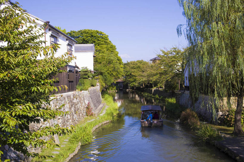 无人,家,横图,室外,白天,正面,旅游,度假,河流,美景,水,植物,城市风光,城市,建筑,船,日本,亚洲,阴影,光线,影子,房屋,屋子,河水,景观,水流,公寓,娱乐,建设,洋房,楼房,住宅,树,树木,蓝色,绿色,蓝天,天空,阳光,交通工具,天,享受,休闲,景色,放松,生长,晴朗,成长,载具,东亚,本州,万里无云,本州岛,日本国,近畿地方,近畿,滋贺,滋贺县,近江八幡市,晴空,晴空万里,彩图,房子,近江八幡