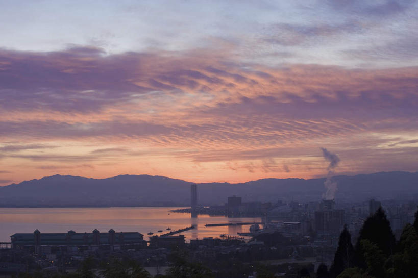 无人,横图,俯视,室外,白天,旅游,度假,烟囱,日出,海浪,海洋,美景,山,山脉,太阳,日本,亚洲,朦胧,模糊,景观,浪花,山峰,云,云朵,朝霞,晨曦,黎明,山峦,背光,云彩,娱乐,白云,阳光,自然,海水,群山,享受,休闲,景色,放松,自然风光,逆光,海景,东亚,本州,本州岛,日本国,近畿地方,近畿,滋贺,滋贺县,大海,风浪,海,海水的波动,近岸浪,涌浪,朝阳,彩图,高角度拍摄,破晓