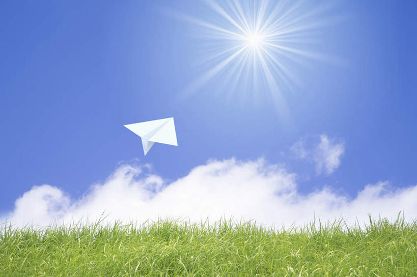 无人,横图,室外,白天,仰视,旅游,度假,草地,草坪,美景,太阳,植物,飞机,阴影,艺术,光线,影子,折纸,纸艺,手工艺品,景观,云,云朵,云彩,文化,娱乐,草,蓝色,绿色,白云,蓝天,天空,阳光,自然,工艺品,天,享受,休闲,景色,放松,一架,晴朗,纸飞机,高雅,自然风光,工艺折纸,自信心,品位,晴空,彩图,低角度拍摄