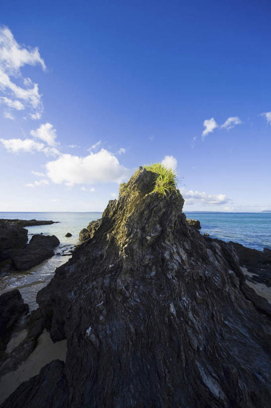 无人,竖图,室外,白天,正面,旅游,度假,海浪,海洋,石头,美景,日本,亚洲,石子,景观,浪花,云,云朵,云彩,娱乐,冲绳,蓝色,白云,蓝天,天空,自然,海水,天,享受,休闲,景色,放松,晴朗,冲绳县,自然风光,海景,东亚,琉球群岛,日本国,九州地方,大海,风浪,海水的波动,近岸浪,石块,岩石,涌浪,晴空,彩图