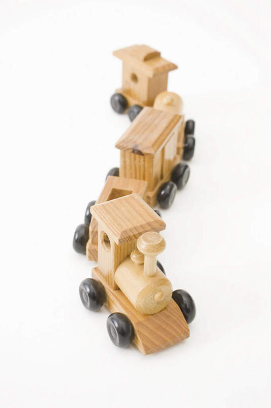 无人,竖图,俯视,室内,特写,白天,白色背景,游戏,火车,静物,玩具,一排,朦胧,模糊,整齐,木制,玩,娱乐,车,排列,木制品,交通工具,休闲,益智,摄影,影棚,活动,队列,发泄,消遣,智力,载具,宣泄,玩耍,嬉戏,彩图,高角度拍摄,影棚拍摄,拍摄