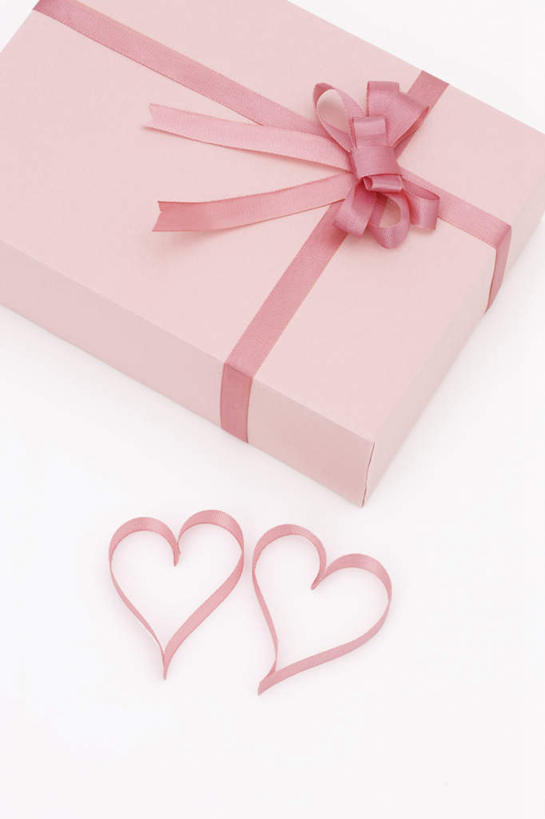 无人,竖图,俯视,室内,特写,白天,白色背景,爱情,静物,礼盒,礼物,爱心,丝绸,丝带,纸盒,缎带,浪漫,绸带,盒子,一个,粉色,包装盒,礼品盒,温暖,温馨,心形,恩爱,摄影,礼品,影棚,三条,单个,和睦,心型,彩图,高角度拍摄,影棚拍摄,拍摄,融洽