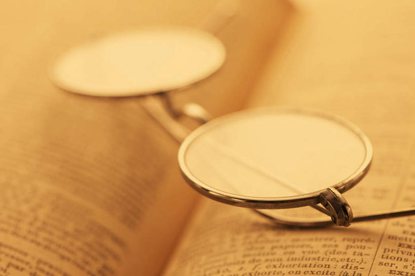 无人,横图,俯视,室内,特写,白天,静物,书籍,一本,一副,许多,阴影,朦胧,模糊,反射,标志,文字,眼镜,影子,字符,字母,标识,打开,翻开,摄影,影棚,开启,近视眼镜,书,图书,彩图,高角度拍摄,影棚拍摄,拍摄