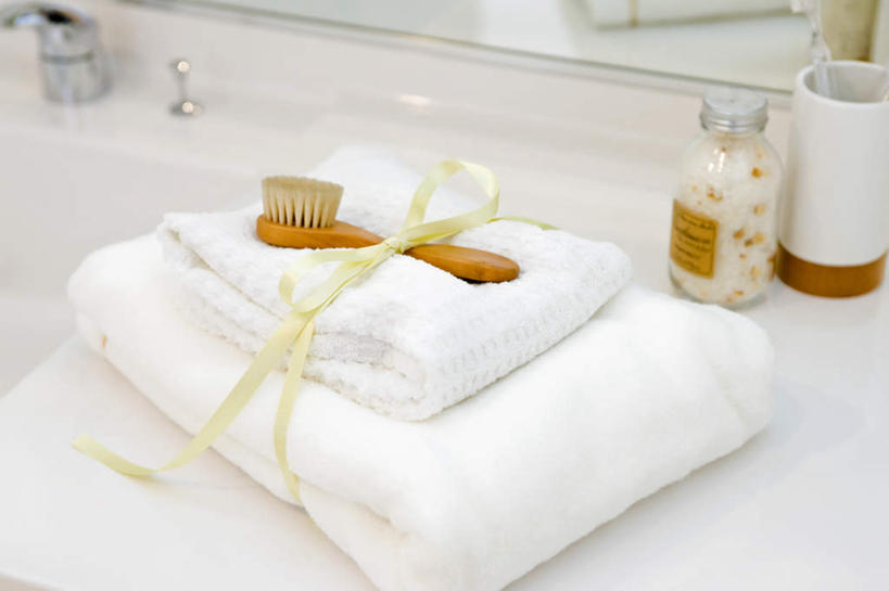 无人,横图,俯视,室内,特写,白天,镜子,卫生间,浴室,静物,杯子,两条,一堆,一条,堆叠,堆积,朦胧,模糊,木制,罐子,水龙头,丝绸,丝带,牙刷,陶瓷,缎带,陶瓷制品,玻璃制品,绸带,一个,黄色,玻璃瓶,化妆品,木制品,瓶子,刷子,水杯,毛巾,单个,漱口杯,堆,镜像,镜面,淋浴房,茶杯,彩图,高角度拍摄,冲凉房,沐浴间,沐浴室