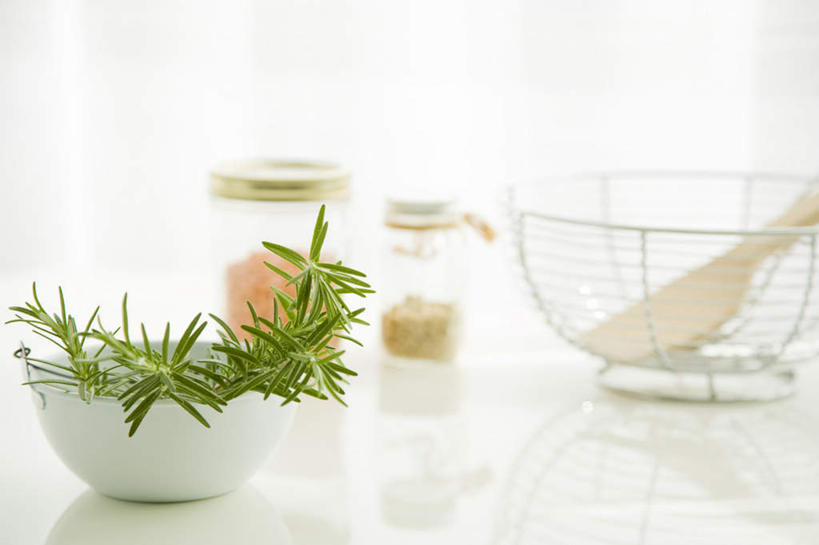 无人,横图,室内,特写,白天,白色背景,正面,植物,餐桌,桌子,餐具,朦胧,模糊,木制,罐子,勺子,草药,药草,中药,玻璃制品,两个,玻璃瓶,木制品,瓶子,调羹,汤匙,碗,摄影,影棚,餐台,迷迭香,药材,中草药,中药材,本草,海洋之露,进餐用具,烹调用具,彩图,影棚拍摄,拍摄