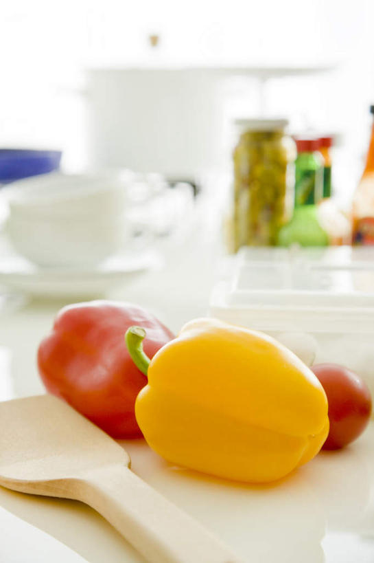 无人,竖图,俯视,室内,特写,白天,白色背景,餐桌,厨房,桌子,辣椒,蔬菜,西红柿,杯子,餐具,一堆,一排,堆叠,堆积,朦胧,模糊,新鲜,整齐,瓷器,碟子,罐子,盘,勺子,食品,饭勺,咖啡杯,陶瓷制品,玻璃制品,食物,排列,三个,黄色,红色,盘子,玻璃瓶,瓶子,调羹,碟,汤匙,碗,摄影,有机食品,绿色食品,影棚,餐台,堆,队列,瓷杯,彩椒,辣角,红海椒,大椒,辣虎,广椒,甜椒,柿子椒,辣子,海椒,番茄,番椒,灯笼椒,彩图,高角度拍摄,影棚拍摄,拍摄,灶间