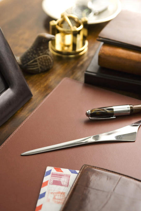 无人,办公室,竖图,俯视,室内,特写,白天,家具,桌子,静物,书籍,一堆,堆叠,堆积,朦胧,模糊,笔,玩偶,办公桌,办公用品,备忘录,钢笔,记事本,文具,一个,本子,笔记本,学习用品,三本,摄影,影棚,单个,堆,办公设备,文具用品,一支,办公家具,书,图书,彩图,高角度拍摄,影棚拍摄,拍摄