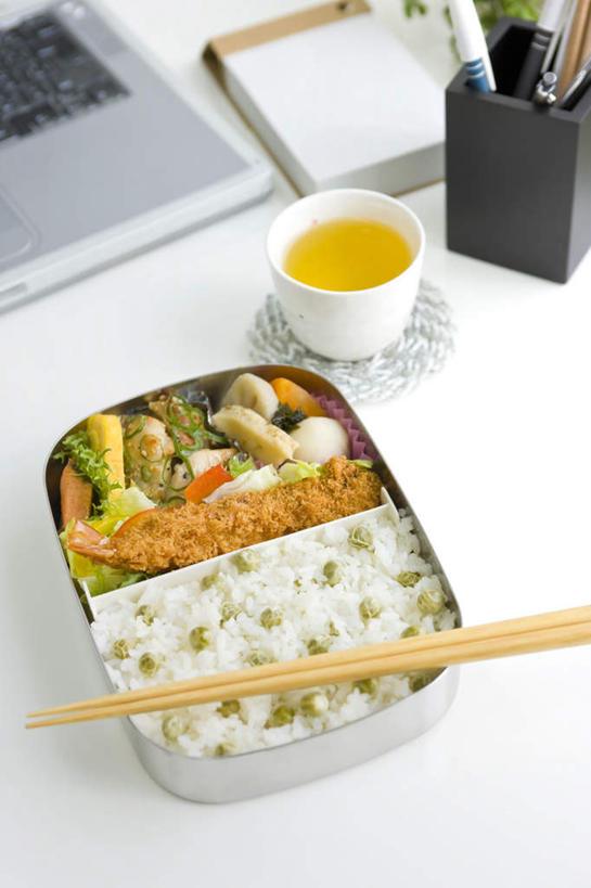 盒饭,无人,办公室,竖图,俯视,室内,特写,白天,烹饪,幸福,电脑,笔记本电脑,茶,家具,桌子,杯子,笔筒,一本,一排,许多,朦胧,模糊,整齐,网络,笔,便当,办公桌,天妇罗,日本料理,茶叶,料理,食品,办公用品,备忘录,记事本,圆珠笔,娱乐,通讯设备,菜肴,美食,文具,食物,排列,水杯,学习用品,日式料理,享受,休闲,日式,温馨,便捷,放松,乐趣,佳肴,文具用品,便利,提神,无线,舒适,队列,醒脑,通信设备,无线网络,无线上网,便携式电脑,办公家具,快捷,弁当,手提电脑,茶杯,彩图,高角度拍摄