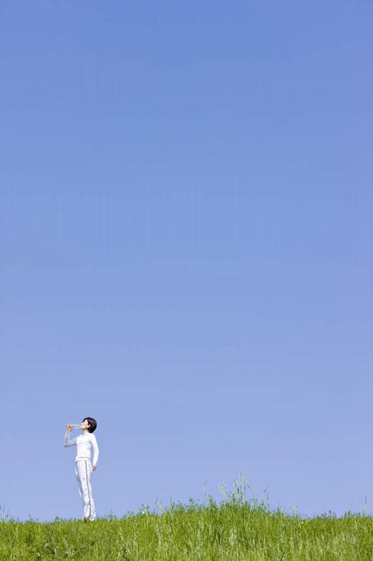 东方人,一个人,站,举,竖图,室外,白天,侧面,运动服,水,亚洲,仅一个年轻女性,仅一个女性,仅一个人,握,服装,朦胧,模糊,液体,水滴,拿,拿着,黄种人,衣服,蓝色,白色,蓝天,天空,瓶子,塑料制品,天,托,站着,塑料瓶,握着,服饰,晴朗,衣着,穿着,万里无云,衣饰,年轻女性,女人,女性,亚洲人,晴空,晴空万里,举起,举手,举着,向上举,向上伸,向上托,站立,彩图,全身,运动装