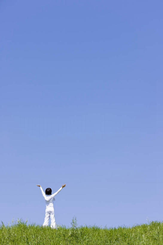 东方人,一个人,站,举,伸展双臂,竖图,室外,白天,运动服,旅游,度假,草地,草坪,美景,植物,亚洲,仅一个年轻女性,仅一个女性,仅一个人,服装,朦胧,模糊,景观,黄种人,娱乐,草,背面,衣服,蓝色,绿色,白色,蓝天,天空,自然,天,托,站着,享受,休闲,景色,放松,服饰,晴朗,衣着,穿着,自然风光,万里无云,衣饰,年轻女性,女人,女性,亚洲人,晴空,晴空万里,敞开双臂,举起,举手,举着,伸开双臂,向上举,向上伸,向上托,展开双肩,站立,张开手臂,张开双臂,彩图,全身,运动装