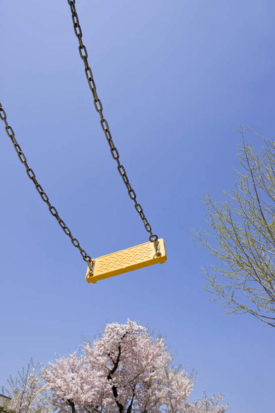 无人,竖图,室外,白天,仰视,旅游,度假,美景,植物,樱花,朦胧,模糊,盛开,景观,花蕾,娱乐,花,花瓣,花朵,鲜花,树,树木,蓝色,绿色,白色,蓝天,天空,自然,秋千,天,花苞,花蕊,荡秋千,享受,休闲,景色,放松,生长,晴朗,成长,自然风光,万里无云,仙樱花,福岛樱,青肤樱,晴空,晴空万里,荆桃,彩图,低角度拍摄