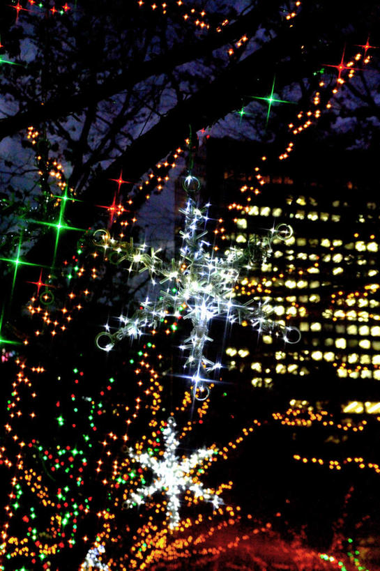 无人,高楼大厦,竖图,室外,夜晚,仰视,度假,美景,城市风光,城市,大厦,建筑,摩天大楼,阴影,装饰,光线,挂饰,影子,景观,灯光,娱乐,建设,蓝色,蓝天,天空,天,享受,休闲,景色,放松,晴朗,华丽,修饰,点缀,万里无云,衬托,美观,雅致,雅观,晴空,晴空万里,彩图,低角度拍摄,大楼,高层建筑,高楼,摩天楼