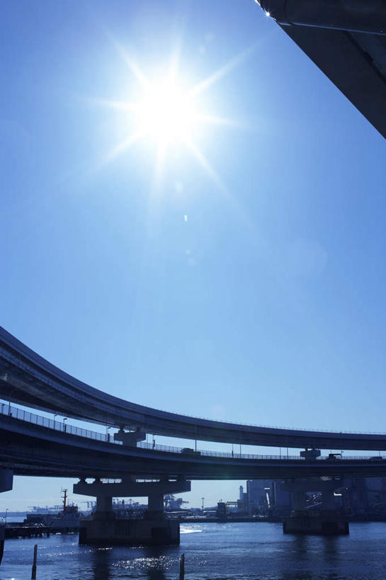 无人,竖图,室外,白天,仰视,旅游,度假,海浪,海洋,美景,道路,路,公路,阴影,朦胧,模糊,光线,影子,景观,浪花,水平线,高架,辽阔,交通,海平线,背光,娱乐,蓝色,蓝天,天空,阳光,自然,海水,天,享受,休闲,广阔,景色,放松,晴朗,一望无际,自然风光,逆光,高架桥,海景,高架道路,跨线桥,万里无云,无边无际,一马平川,大海,风浪,海,海水的波动,近岸浪,涌浪,晴空,晴空万里,彩图,低角度拍摄,水天相接,水天一线