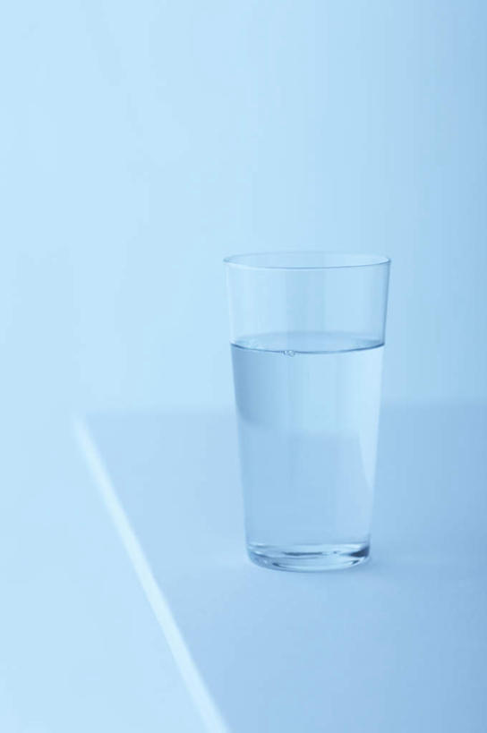 无人,竖图,俯视,室内,特写,白天,水,桌面,杯子,阴影,光线,液体,影子,墙,水滴,一杯,墙壁,墙面,玻璃制品,一个,阳光,水杯,单个,玻璃杯,彩图,高角度拍摄