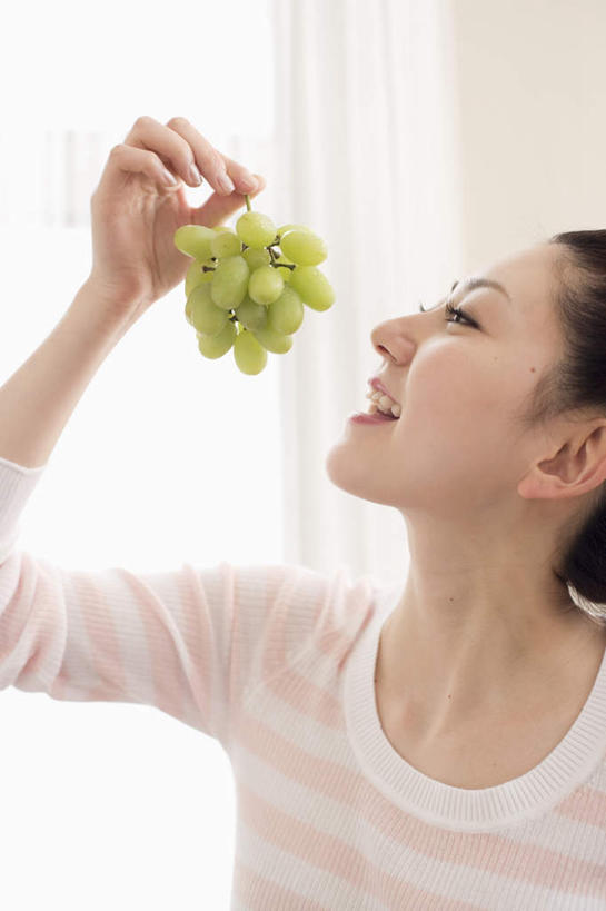 东方人,头发,一个人,站,笑,摸,吃,微笑,露齿笑,竖图,室内,白天,正面,窗户,窗帘,落地窗,葡萄,水果,亚洲,仅一个年轻女性,仅一个女性,仅一个人,一串,抚摸,阴影,服装,新鲜,光线,影子,墙,生食,食品,果实,提子,注视,休闲装,黄种人,玻璃窗,墙壁,墙面,食物,衣服,绿色,白色,黑色,阳光,观察,看,站着,张嘴,休闲,休闲服,服饰,有机食品,绿色食品,观看,察看,关注,张大嘴巴,葡萄之王,年轻女性,女人,女性,亚洲人,张开嘴,山葫芦,蒲桃,草龙珠,触摸,接触,嚼,食,抬头,仰头,站立,半身,彩图