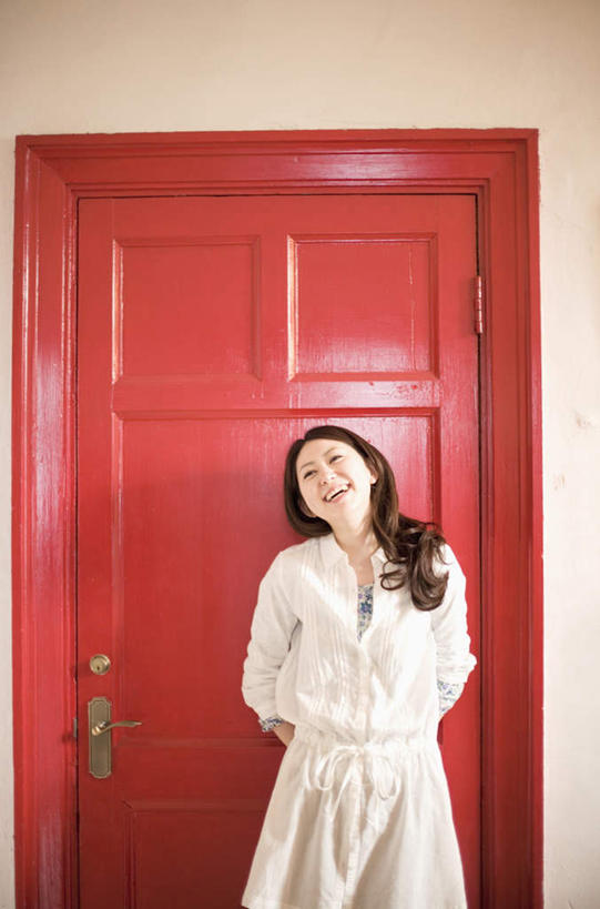 东方人,头发,一个人,站,闭眼,笑,摸,微笑,露齿笑,竖图,室内,白天,正面,门,亚洲,仅一个年轻女性,仅一个女性,仅一个人,抚摸,阴影,服装,光线,影子,墙,休闲装,黄种人,墙壁,墙面,衣服,红色,白色,黑色,阳光,门框,靠,靠着,倚靠,站着,张嘴,休闲,喜庆,休闲服,服饰,倚着,张大嘴巴,年轻女性,女人,女性,亚洲人,长发,张开嘴,闭眼睛,闭着眼,闭着眼睛,触摸,接触,站立,半身,彩图