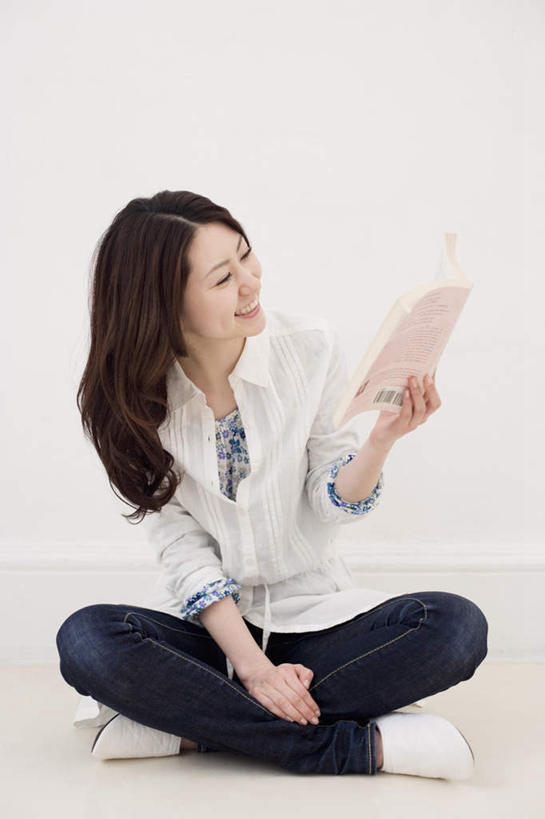 东方人,头发,一个人,坐,捧,笑,盘腿,微笑,露齿笑,竖图,室内,白天,正面,阅读,报纸,书籍,亚洲,仅一个年轻女性,仅一个女性,仅一个人,一本,握,学习,阴影,服装,裤子,光线,瓷砖,地砖,影子,墙,地面,拿,拿着,扭头,注视,牛仔裤,休闲装,黄种人,墙壁,墙面,衣服,蓝色,白色,黑色,阳光,观察,看,转头,休闲,休闲服,浏览,握着,服饰,观看,察看,关注,年轻女性,女人,女性,亚洲人,书,图书,端,端着,盘腿而坐,盘膝,盘着腿的,盘着腿坐,捧着,手捧,双腿交叉,坐着,彩图,全身