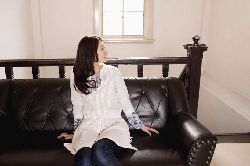 东方人,头发,一个人,客厅,栏杆,坐,笑,摸,微笑,露齿笑,横图,俯视,室内,白天,窗户,楼梯,沙发,亚洲,仅一个年轻女性,仅一个女性,仅一个人,撑,抚摸,阴影,服装,光线,扶手,影子,阶梯,墙,扭头,注视,休闲装,黄种人,护栏,玻璃窗,墙壁,墙面,台阶,衣服,白色,黑色,阳光,观察,看,靠,靠着,倚靠,转头,休闲,休闲服,服饰,观看,察看,起居室,撑着,倚着,关注,布艺沙发,年轻女性,女人,女性,亚洲人,触摸,接触,坐着,半身,彩图,高角度拍摄