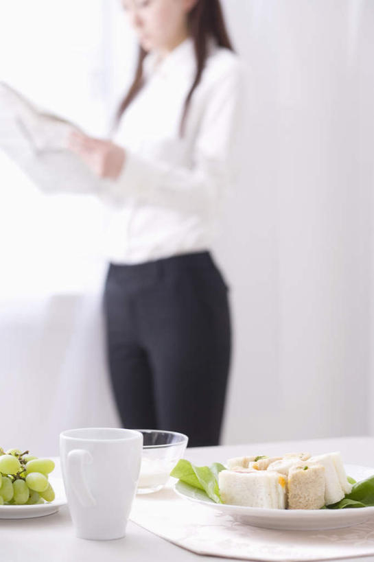 点心,面包,牛奶,东方人,一个人,客厅,站,捧,笑,摸,微笑,露齿笑,竖图,室内,白天,侧面,窗户,落地窗,葡萄,报纸,餐具,水果,亚洲,仅一个年轻女性,仅一个女性,仅一个人,一张,抚摸,握,阴影,朦胧,模糊,新鲜,光线,信息,碟子,盘,影子,墙,生食,食品,面点,果实,提子,饮品,营养,拿,拿着,注视,黄种人,玻璃窗,墙壁,墙面,食物,糕点,饮料,绿色,阳光,盘子,碟,低头,观察,看,站着,握着,有机食品,绿色食品,观看,新闻,察看,乳制品,起居室,奶,关注,葡萄之王,安神,年轻女性,女人,女性,亚洲人,山葫芦,蒲桃,草龙珠,触摸,端,端着,接触,捧着,手捧,站立,半身,彩图,报刊