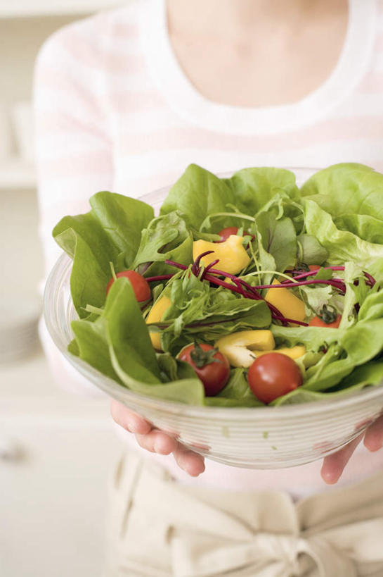 东方人,一个人,站,捧,摸,竖图,俯视,室内,特写,白天,厨房,柜子,蔬菜,西红柿,餐具,水果,亚洲,仅一个年轻女性,仅一个女性,仅一个人,抚摸,握,服装,碟子,盘,生菜,莴苣,蔬菜沙拉,沙拉,拿,拿着,休闲装,黄种人,色拉,沙律,衣服,白色,盘子,橱柜,碟,站着,休闲,休闲服,握着,服饰,有机食品,绿色食品,色拉酱,一盆,千岛酱,春菜,鹅仔菜,莴仔菜,千金菜,叶用莴苣,年轻女性,女人,女性,亚洲人,樱桃番茄,圣女果,番茄,触摸,端,端着,接触,捧着,手捧,站立,半身,彩图,高角度拍摄,灶间