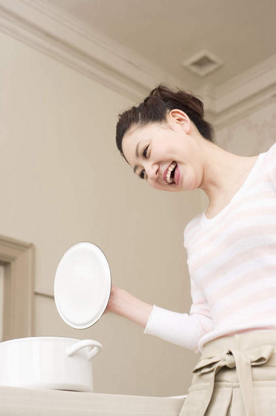 东方人,头发,一个人,客厅,站,举,笑,摸,微笑,露齿笑,竖图,室内,白天,仰视,餐桌,桌子,亚洲,仅一个年轻女性,仅一个女性,仅一个人,抚摸,握,服装,盖子,锅子,墙,拿,拿着,注视,休闲装,黄种人,墙壁,墙面,一个,衣服,白色,黑色,低头,观察,看,托,站着,张嘴,休闲,休闲服,握着,服饰,单个,餐台,观看,察看,起居室,关注,张大嘴巴,年轻女性,女人,女性,亚洲人,卷发,张开嘴,触摸,接触,举起,举手,举着,向上举,向上伸,向上托,站立,半身,彩图,低角度拍摄