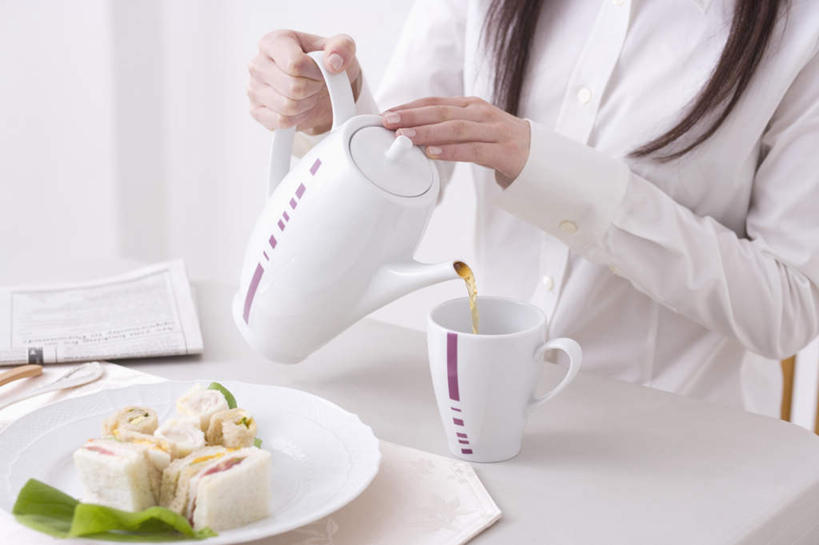 点心,面包,东方人,头发,一个人,客厅,坐,摸,横图,俯视,室内,白天,餐桌,桌子,报纸,杯子,餐具,亚洲,仅一个年轻女性,仅一个女性,仅一个人,一张,许多,倒,抚摸,握,阴影,服装,光线,信息,碟子,壶,盘,影子,墙,食品,面点,拿,拿着,休闲装,黄种人,墙壁,墙面,水壶,食物,糕点,一个,衣服,白色,黑色,阳光,盘子,茶壶,水杯,碟,按,靠,靠着,倚靠,休闲,休闲服,握着,服饰,单个,餐台,新闻,起居室,倚着,年轻女性,女人,女性,亚洲人,茶杯,触摸,接触,坐着,半身,彩图,高角度拍摄,报刊