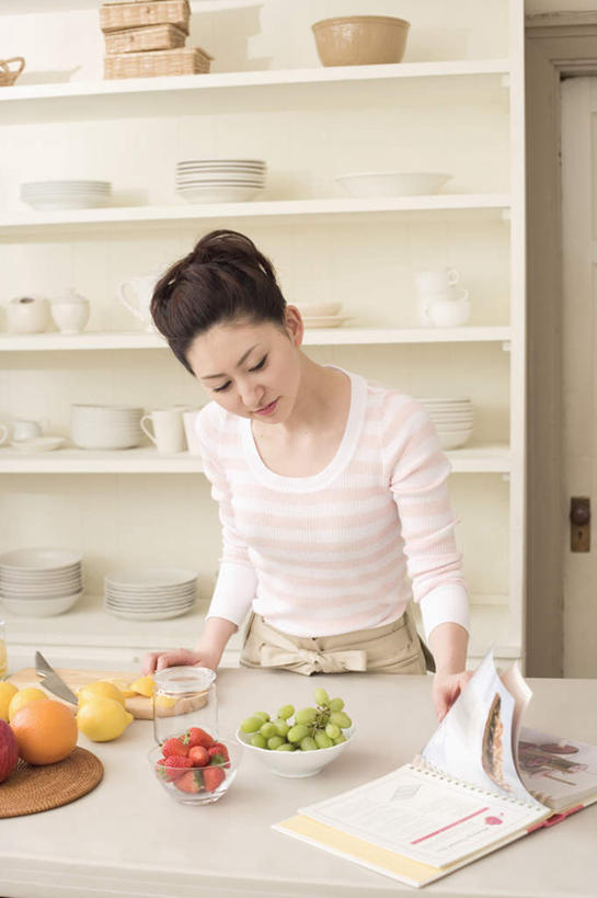 东方人,头发,一个人,站,笑,摸,微笑,露齿笑,竖图,室内,白天,正面,阅读,厨房,柜子,苹果,草莓,柑橘,浆果,柠檬,报纸,杯子,餐具,书籍,水果,亚洲,仅一个年轻女性,仅一个女性,仅一个人,一本,一堆,一排,许多,抚摸,弯腰,握,学习,阴影,堆叠,堆积,服装,新鲜,整齐,光线,碟子,盘,影子,墙,生食,食品,果实,拿,拿着,注视,休闲装,黄种人,墙壁,墙面,玻璃制品,食物,排列,衣服,白色,黑色,阳光,盘子,水杯,橱柜,碟,碗,低头,观察,看,站着,休闲,休闲服,浏览,握着,服饰,有机食品,绿色食品,观看,堆,察看,队列,关注,弯身,年轻女性,女人,女性,亚洲人,玻璃杯,进餐用具,烹调用具,书,图书,益母果,洋莓,水果皇后,柠果,橘子,桔子,红莓,地莓,橙子,橙,触摸,接触,站立,半身,彩图,灶间