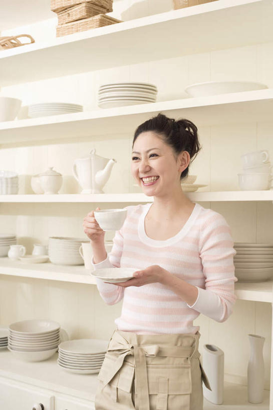 东方人,头发,一个人,站,捧,笑,摸,微笑,露齿笑,竖图,室内,白天,正面,厨房,柜子,杯子,餐具,亚洲,仅一个年轻女性,仅一个女性,仅一个人,一堆,一排,许多,抚摸,喝,握,阴影,堆叠,堆积,条纹,服装,整齐,光线,碟子,盘,影子,墙,拿,拿着,注视,休闲装,黄种人,墙壁,墙面,玻璃制品,排列,衣服,白色,黑色,阳光,盘子,水杯,橱柜,碟,碗,观察,看,靠,靠着,倚靠,站着,休闲,休闲服,握着,服饰,观看,堆,察看,倚着,队列,关注,年轻女性,女人,女性,亚洲人,玻璃杯,进餐用具,烹调用具,触摸,端,端着,接触,捧着,手捧,站立,半身,彩图,灶间